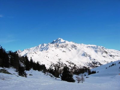 Sommet de Bellecôte von den Pierres Blanches aus. Man kann die Dimensionen dieses Skigebietes zwischen 3170 und 1200 m. erahnen