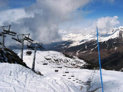 4 SB Crozats, oberer Abschnitt. Im Hintergrund die aperen Südwesthänge des SL Combe in Peisey