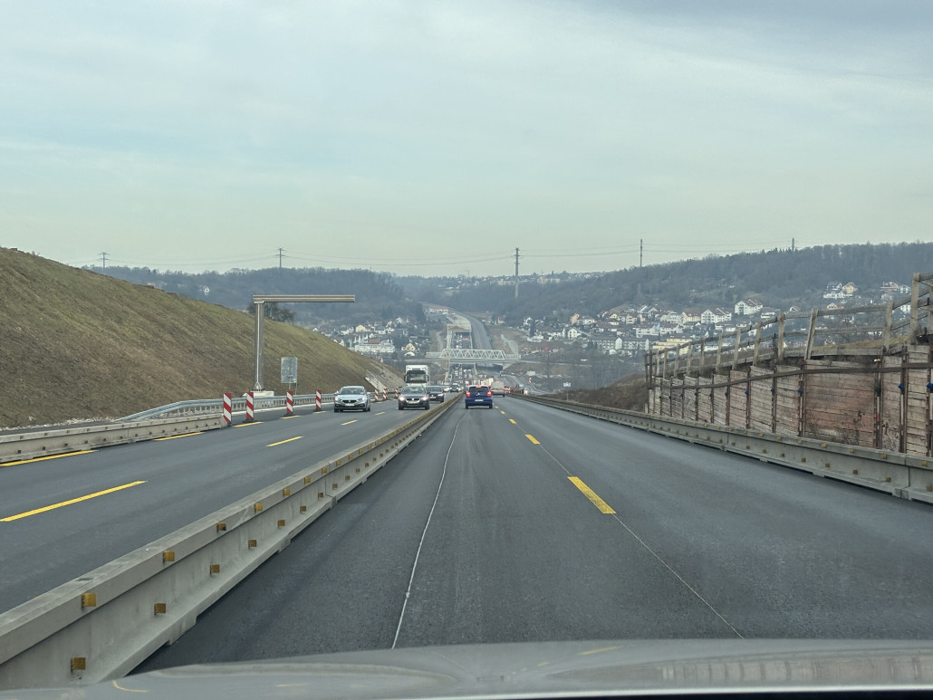 Neue Trasse. Warum bremsen die da vorne?