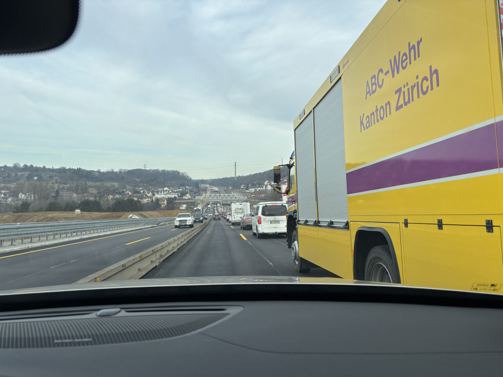 Oh. Unfall an der neuen Trasse. Wenn sogar die Feuerwehr aus Zürich anrückt muss wohl was schlimmes passiert sein…
