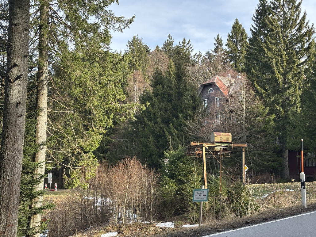 Die alte Liftruine steht auch bis sie endgültig durch gerostet ist