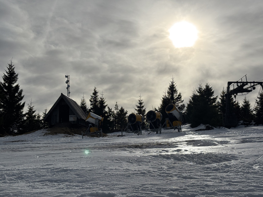 Oben angekommen. Die TAs haben erst mal Pause - Schneedecke ist ausreichend am Seibelseckle
