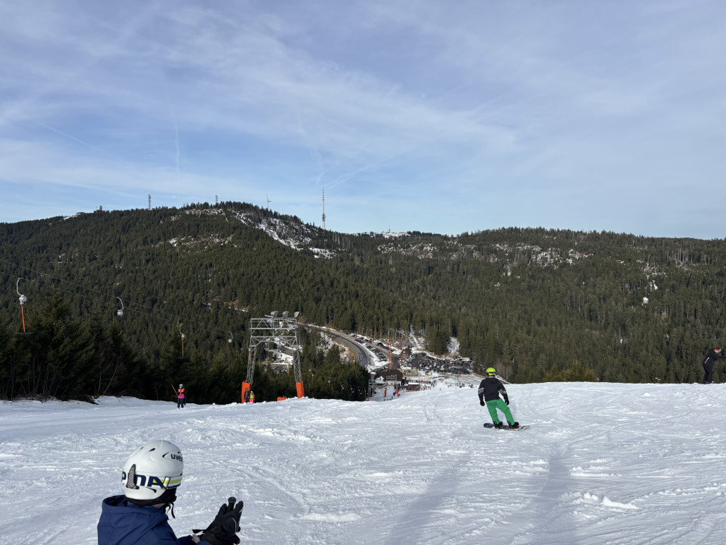 Der Junior schaut auf die Piste und stellt fest…