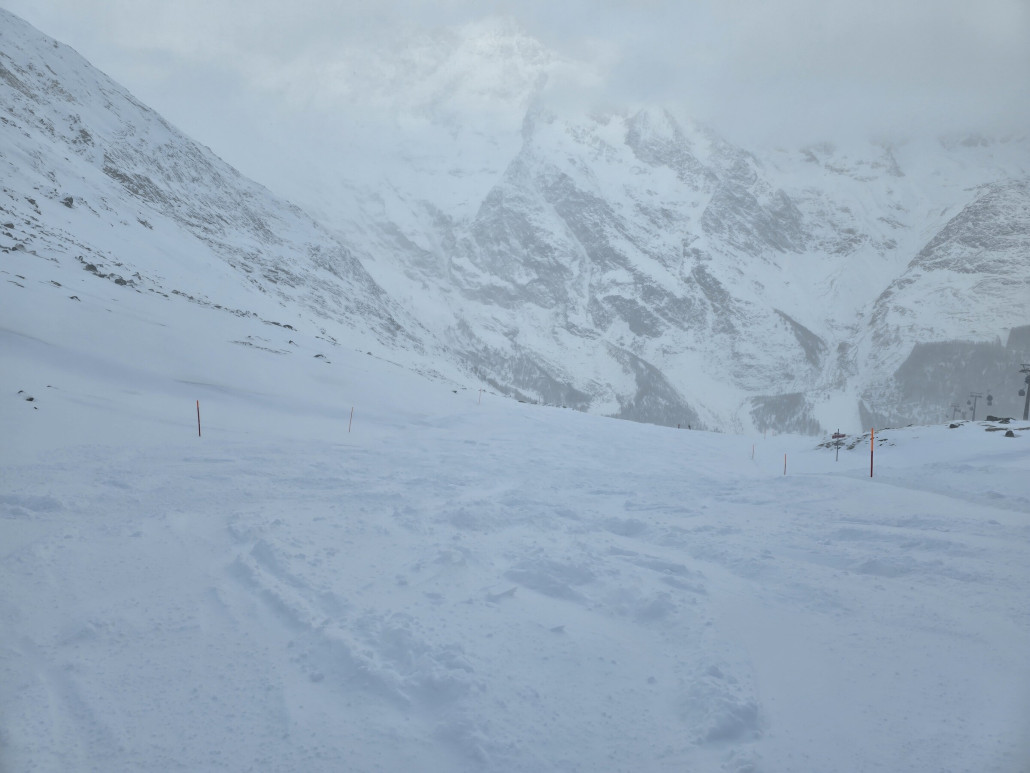 Deutlich mehr (verblasener) Neuschnee auf Plattjen. Die Pisten wurden morgens nicht erneut präpariert. Die ersten Abfahrten Morgens machten viel Spass, danach verkam die Piste aber eher zum Acker.