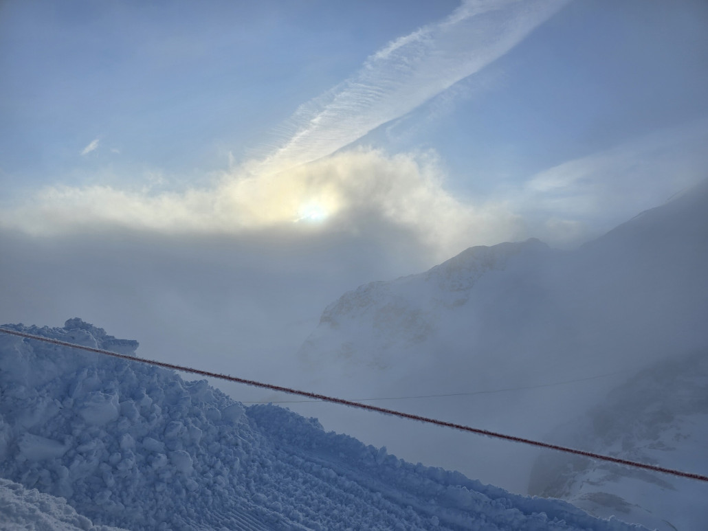 Ankunft morgens auf dem Mittelallalin. Von Südosten drücken die Wolken rein.