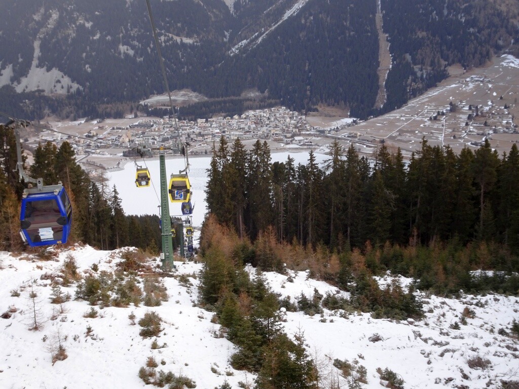 06 6EUB Reschen-Piz Schöneben Strecke mit dem Reschen und dem Reschensee unten.jpg