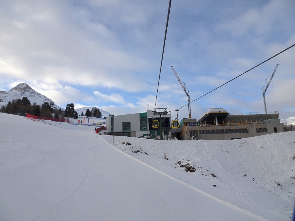 07 6EUB Reschen-Piz Schöneben Bergstation und die neue Bergstation rechts daneben.jpg