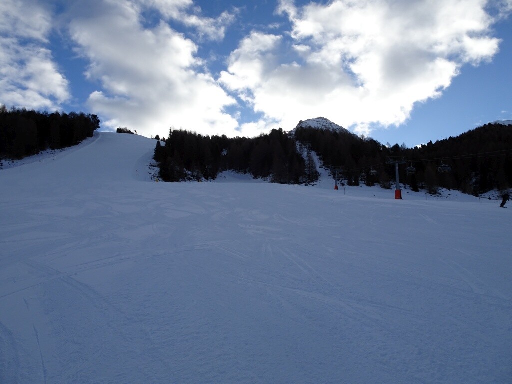 24 4Bubble Rojen und die Pisten 6 Rojen (links) und 7 Hütteltal (mittig).jpg