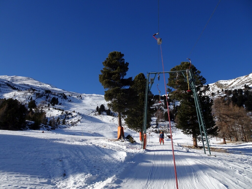 58 SCHL Valatsch Strecke  - diese grünen Leitnerstützen, gelben Gehänge und roten Teller sind mit dem blau des Himmels scon immer fotogen.jpg