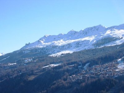 Les Arcs bei Neuschnee. Die doch recht großen Gebäude von Arc 1800 verstecken sich sehr gut im Wald, finde ich