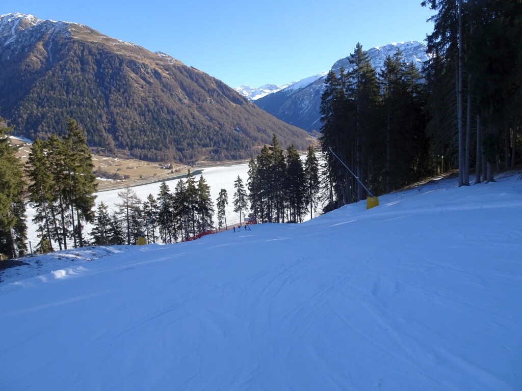 74 Piste 01 Tal, der Reschensee kommt näher.jpg