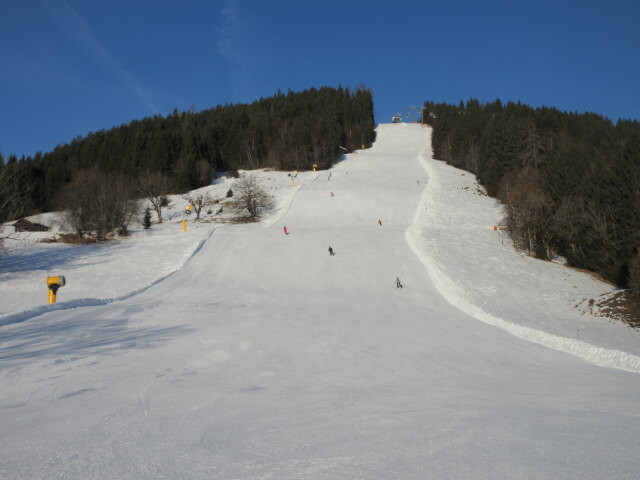 Schüttabfahrt, im Hintergrund die Bergstation des 10-MGD areitXpress (1.400 m)