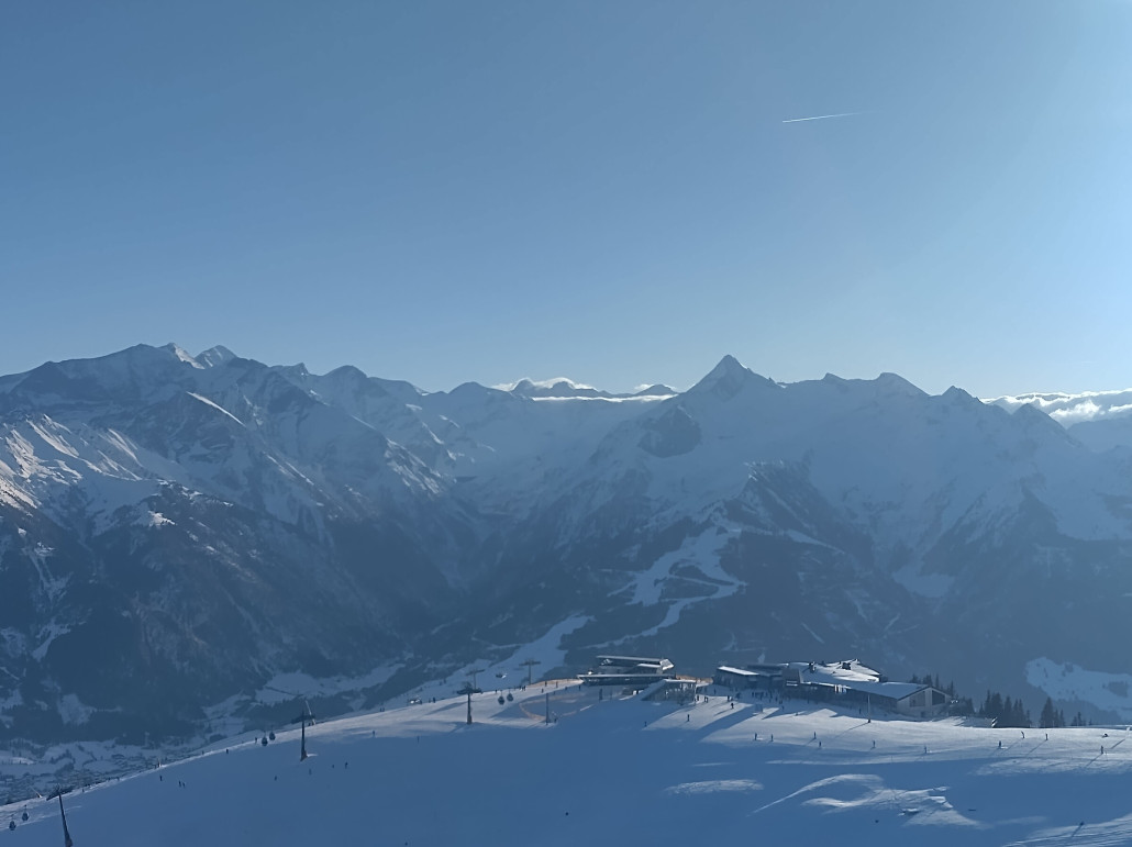 Bergstation Trassxpress mit Wiesbachhorn, Großglockner und Kitzsteinhorn dahinter