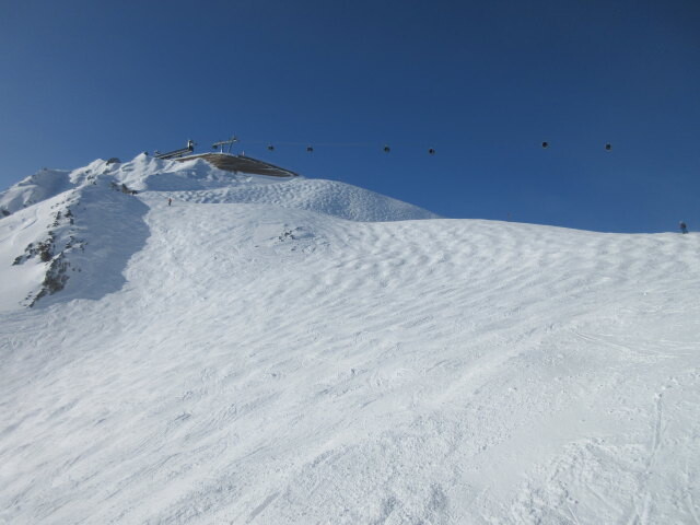 Schindlerkar-Skiroute, im Hintergrund die Zwischenstation der 10-MGD Schindlergrat (2.643 m)
