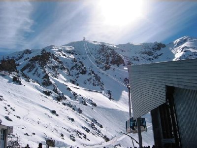70 PB Aiguille Rouge: Talstation auf 2670 m. und Blick zur Bergstation auf 3210 m. (1981, Habegger, 1067 m./540 Hm, 1120 p/h). Diesen Sommer neue bzw. renovierte Kabinen
