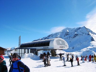 Bergstation 4 KSB Plagnettes (1990, Poma, 1900 m., 362 Hm, 2800 p/h). Historisches Bild: heute steht daneben die 6-KSB Arcabulle, Plagnettes wurde verkürzt. Zusammen schaufeln beide 5880 p/h
