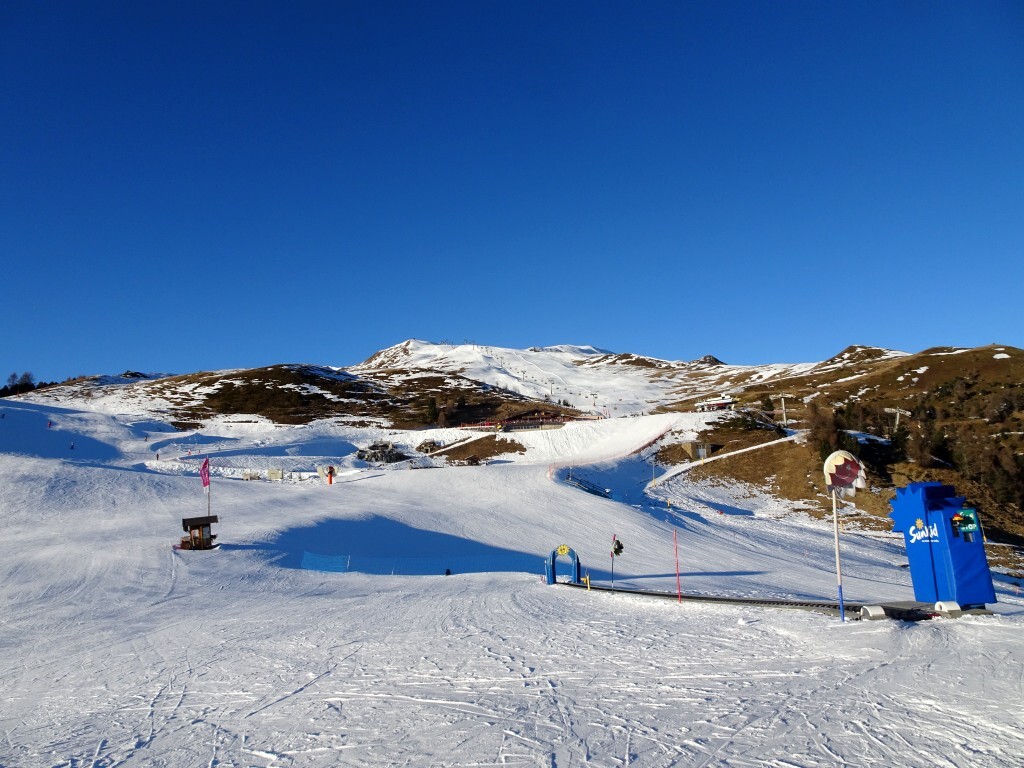 32 Förderband und Blick hinauf ins Skigebiet.jpg