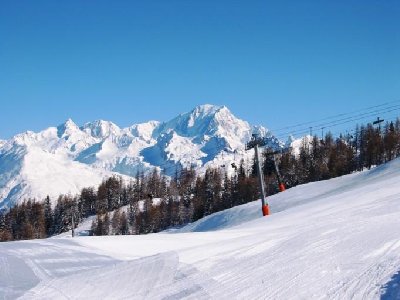 Skigebiet Peisey-Vallandry und der Mont Blanc. Im Vordergrund die 4 SB 2300 (700 m./174 Hm, ohne Fußraster!), dahinter die 4 SB Plan de l´Ours (1400 m./425 Hm). Die Pisten hier oben sind baumfrei, sehr breit, sehr gepflegt (wie überhaupt in Peisey-Valland
