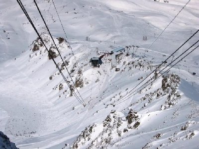 Man sieht die Warteschlange selbst von 540 Hm weiter oben. Für mich eine der spektakulärsten PBs, die noch dazu eine Vielzahl ebenso spannender Abfahrten bedient