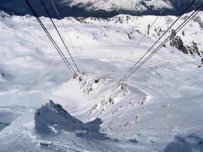 Für die Warterei wird man dann aber belohnt. Tiefblick auf die Trasse der PB und nach Arc 2000