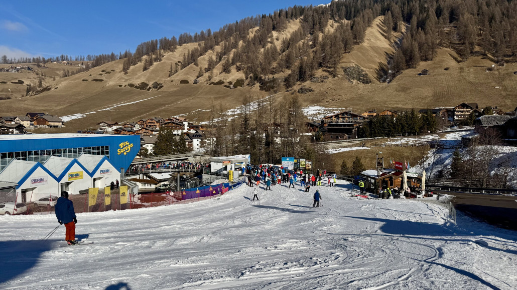 Wenig Schnee, aber viele Leute an der Piz Sorega