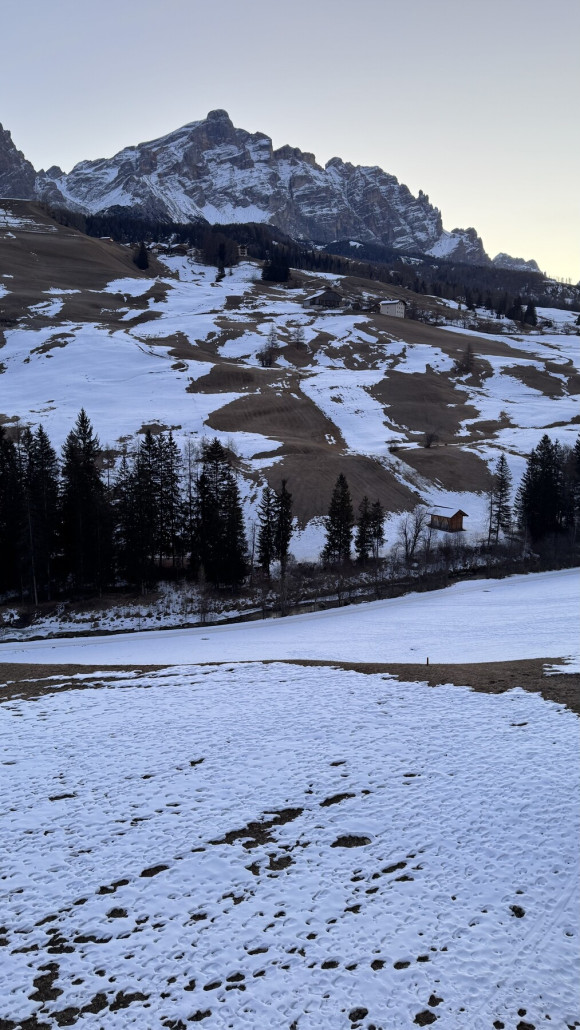 Blick vom Hotelbalkon kurz vor Sonnenaufgang zur Kreuzkofelgruppe