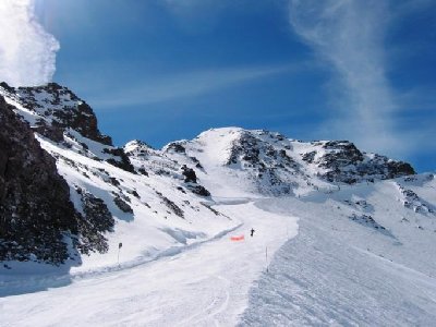 Blick nach oben, &amp;quot;Aiguille Rouge&amp;quot; von &amp;quot;unten&amp;quot;. In Bildmitte etwa das Ende des Ziehwegs, ab dort ist die Abfahrt wieder normalbreit