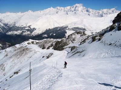 Dritter Abschnitt. Zwischen Ende des Ziehwegs und der Bergstation der 3 SB Plan de Violettes. Links sieht man klein die Bergstation der 4 SB Lanchettes, von der aus man auch nach Villaroger abfahren kann