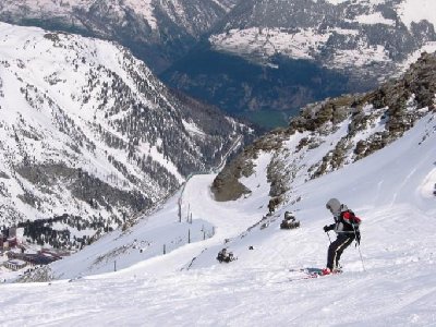 Ende des Gletschers, links gehts via &amp;quot;Arandelières&amp;quot; zur Talstation der PB, rechts führt im Bild die &amp;quot;Aiguille Rouge&amp;quot; in Richtung Villaroger. Höhe: ca. 2850 m. Ihr seht auch, da gehts ganz schön runter, bei diesem Ziehweg. Ist aber nich
