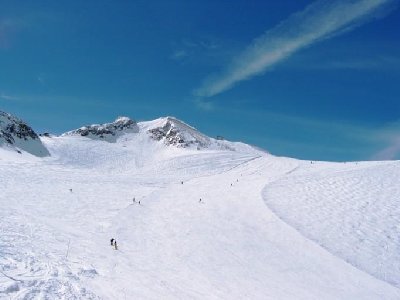 Glacier de Varet. Oben der Gipfel der Aiguille Rouge mit der PB-Station. Links der &amp;quot;Fuß&amp;quot;-Gipfel mit der abenteuerlichen Direkteinfahrt &amp;quot;Rimaye&amp;quot;