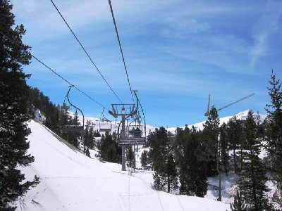 Durch schöne Zirbenwälder tuckert die 3 SB Pré St Esprit nach oben. Rechts die Baustelle von Arc 1950. Interesssanterweise werden die optisch so sehr alpin aussehenden Bauten dort komplett aus Beton errichtet, das Holz und die Steine werden nur auf die Fa