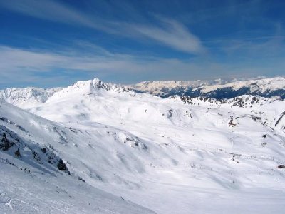 Aiguille Grive und Col de la Chal mit dem oberen Teil der Arc 2000-Schneeschüssel