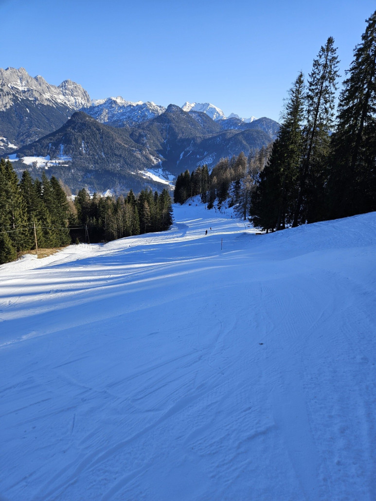 Bergstation Almbahn 1.Hier muss man dann umsteigen in die Almbahn 2. Vermutlich entfällt das Umsteigen, wenn dann mal die neue Almbahn 2 kommt.