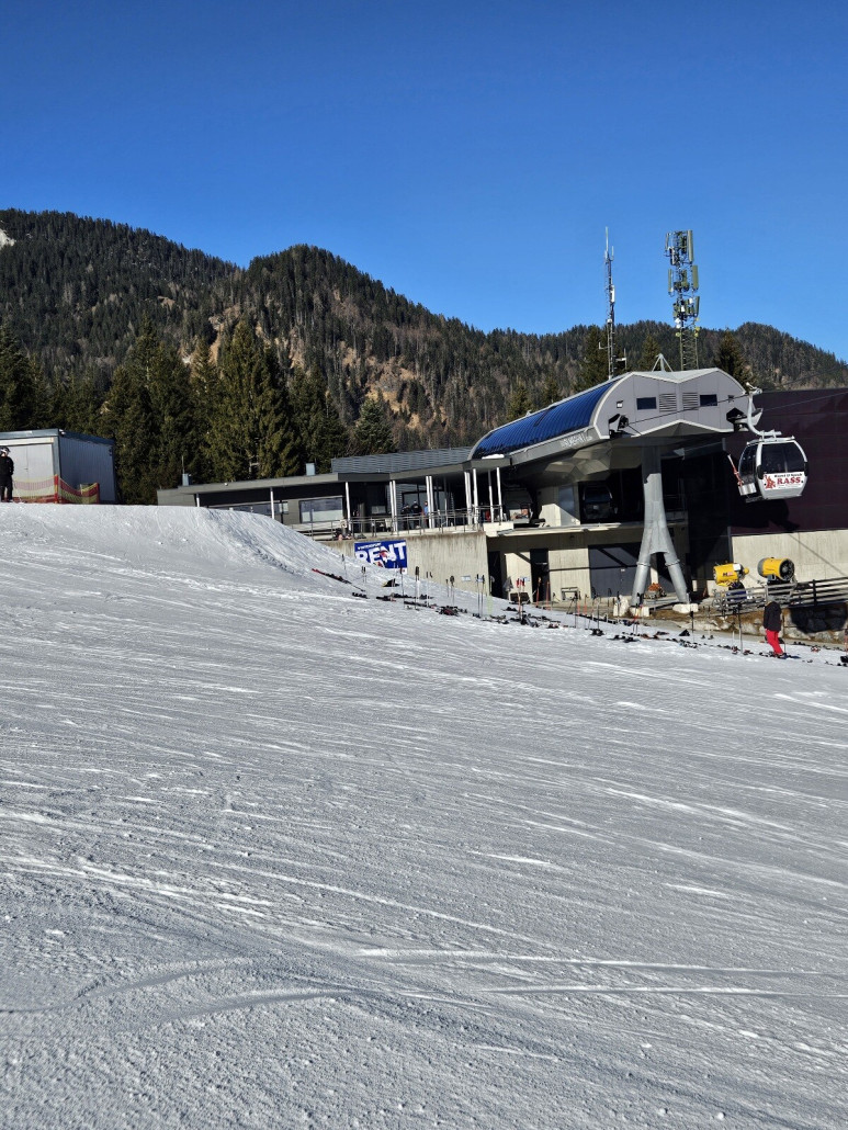 Der Postalmlift ist gelaufen. Im Gegensatz zu den Sesselliftpisten "oben " im Gebiet,  eher naturbelassen,  wellig. Piste eher hart.