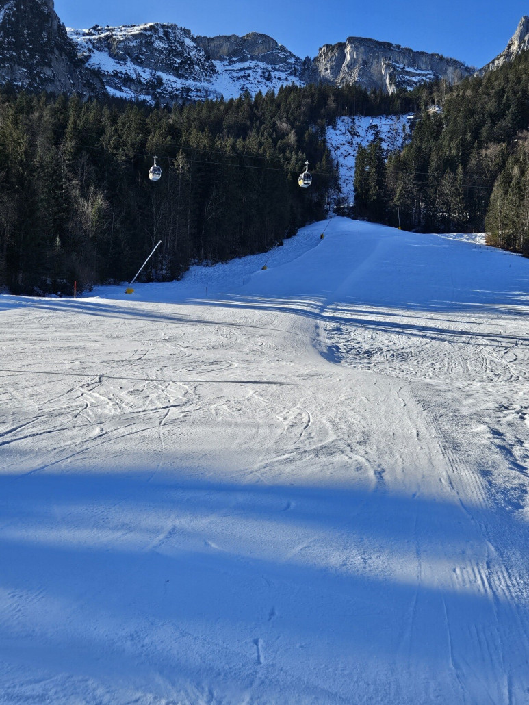 Abfahrt, fast bis zum Auto <br /><br />Fazit:<br />Alles was an Maschinenpower und wohl auch Wasser zur Verfügung stand hat man dazu verwendet zumindest die Hauptpisten in einen guten Zustand zu bringen. Auflage meist dünn, aber ausreichend. Die offenen Pisten waren meist gut zu fahren. Ausnahmen unterer Teil am Senderexpress und auch die Piste an Almbahn 2.<br />Keine 1, aber ordentlicher Tag