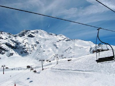 Blick aus der 3 SB Pré St. Esprit  auf die 8 EUB Varet, links daneben die 3 SB St. Jacques (gratuit). Oben erkennt man die Bergstation der PB Aiguille Rouge, schlappe 1100 Hm weiter oben. Direkt darunter erkennt man den Ziehweg &amp;quot;Arandelières&amp;quot; un