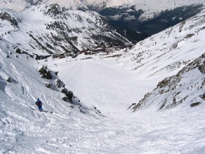 Blick nach unten in der Steilrinne
