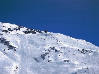 Zoom zur Bergstation 8 EUB Varet zeigt nochmals die Steilheit und die phantastisch-endlosen Variantenmöglichkeiten dieses Skiberges
