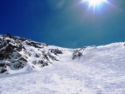 Die Steilrinne der Abfahrt &amp;quot;Robert Blanc&amp;quot; von unten. Im Vordergrund sieht man unsere Schuß-Spur, denn vom Standpunkt des Fotographen aus beginnt der präparierte, flache Auslauf hin zur Station