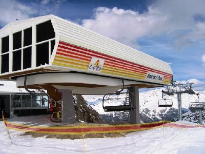 Bergstation 6 KSB Bois de l´Ours. Insgesamt eine sehr gelungene Anlage, sehr steile Trasse, wie Aufzugfahren. Leider haben sich noch nicht alle Gäste an die schnelle Anlage gewöhnt, auf 3 min Fahrzeit blieb die Anlage bei unserer ersten Fahrt auch dreimal