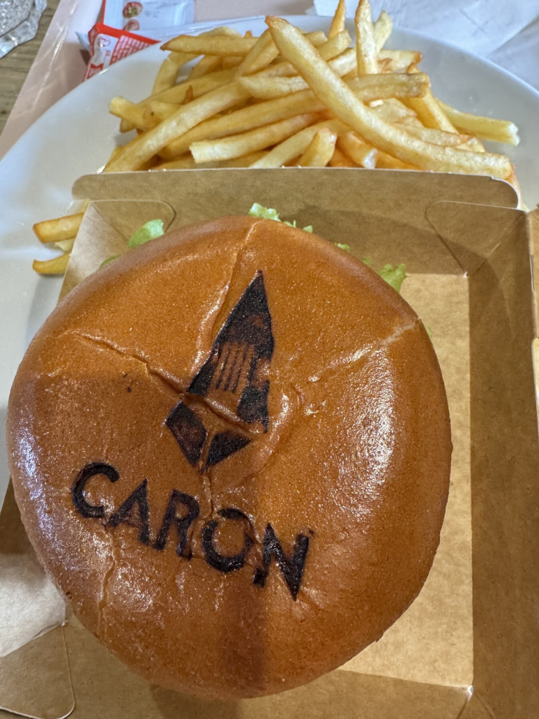 Aufgrund einer Hungerattacke ging’s anschließend ins Chalet du Caron. Der Burger war gut, kostet aber 26€.