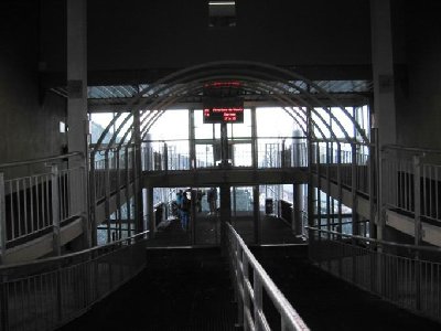 Hier sieht man das Innere der Station in Peisey. Durch die beiden Rampen werden die unteren bzw. oberen Perrons bedient und man spart sich blöde Treppen oder gar Rolltreppen. Gut gelöst!