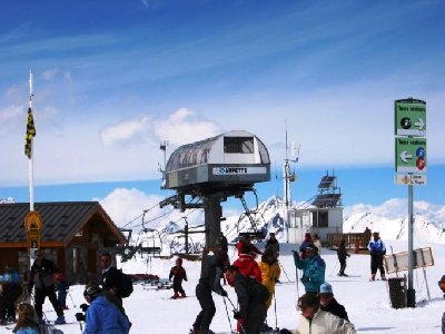 Bergstation der 3 SB Arpette (1986, Poma). Von den vier fixgeklemmten SBs in diesem Bereich (4 SB Clocheret und die 3 SBs Arpette und Col de Frettes, sowie die DSB Clair blanc) sind wir leider keinen gefahren. Am DO war die Zeit zu knapp, am DI und SA das