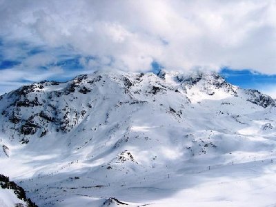 Das Massiv der Aiguille Rouge in der Totale von der Arpette aus gesehen, der Bergstation der 6 KSB Bois de l´Ours, auf 2413 m. In der Bildmitte sieht man die 4 KSB Plagnettes mit Schlange