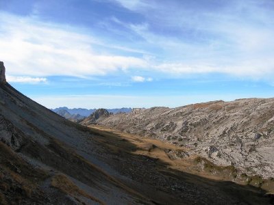 Eine karstig anmutende Hochfläche im oberen Sägistal (hier nordseitige, schattige Querung der Sägisse)
