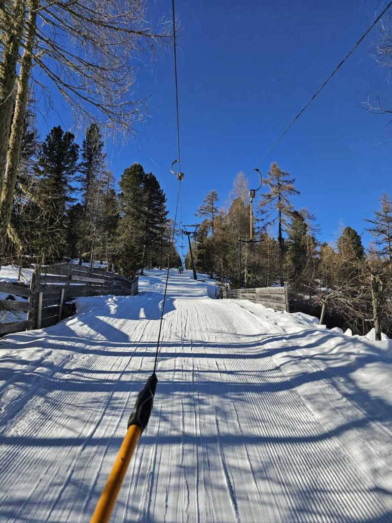 Unter der Brücke verläuft die Landstraße, die Hochrindl mit der Ebene Reichenau verbindet.