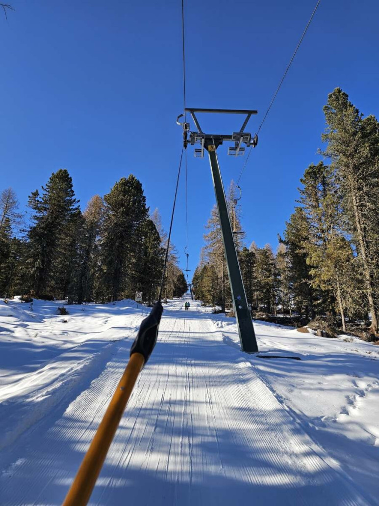 Wie unschwer am Joch zu erkennen, wurde der Lift von Kurz- auf Langbügel umgebaut.