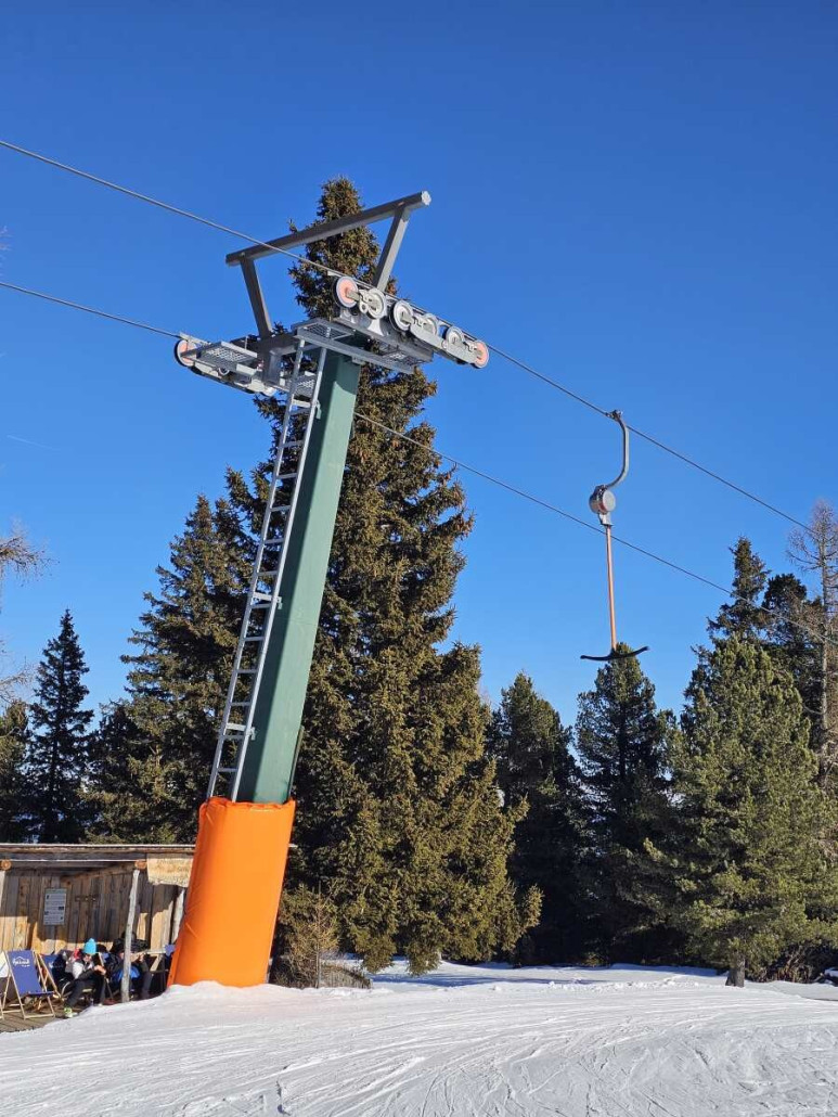 Blick zurück zur Ausstiegsstütze. Im Hintergrund befindet sich ein kleiner Unterstand sowie etliche Sonnenliegen.