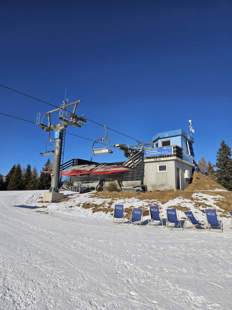 Auch rund um die Bergstation der Sesselbahn sind einige Sonnenliegen zu finden. Man hätte kaum einen besseren Platz dafür finden können ;)