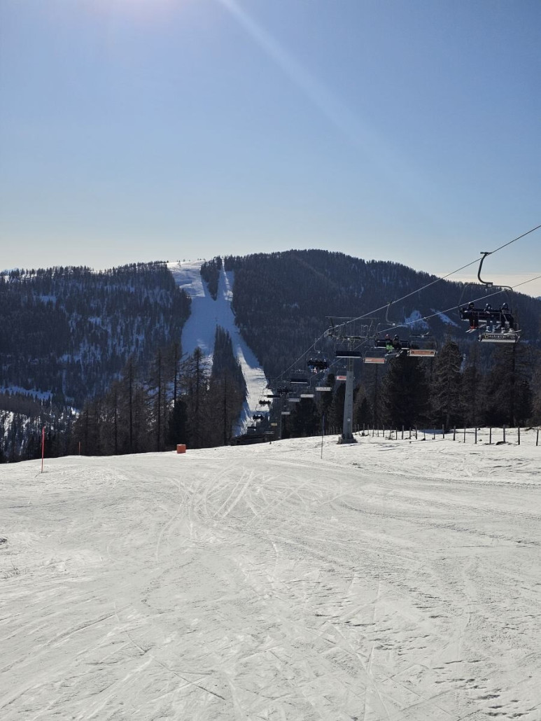 Blick zum gegenüberliegenden Krucknlift mit seinen zwei steilen FIS-Abfahrten.